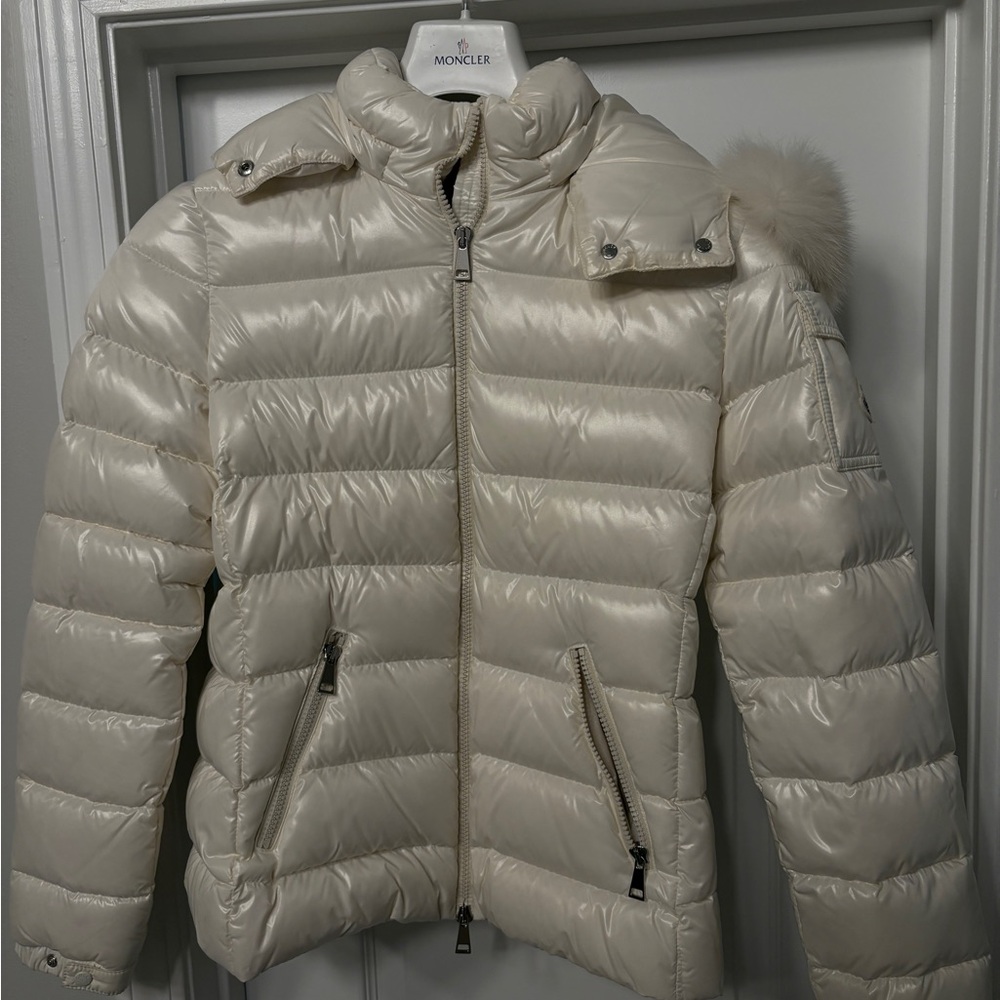 MONCLER BADY SHORT DOWN JACKET
SIZE 1 COLOR WHITE
